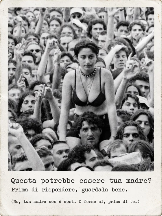 Una ragazza seduta sulle spalle di un amico in mezzo al pubblico di un concerto, circondata da mani alzate.