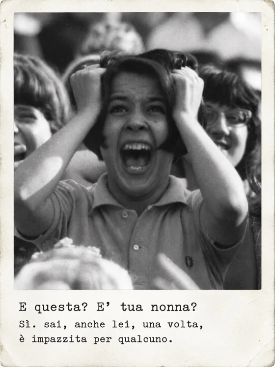 Una ragazza degli anni Sessanta urla con le mani tra i capelli, in mezzo ad altre ragazze del pubblico.