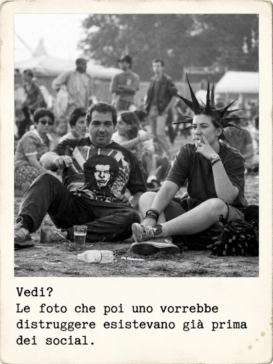 Una coppia seduta sull’erba di un festival: lui con la maglietta di Sid Vicious, lei con una cresta punk e una sigaretta.