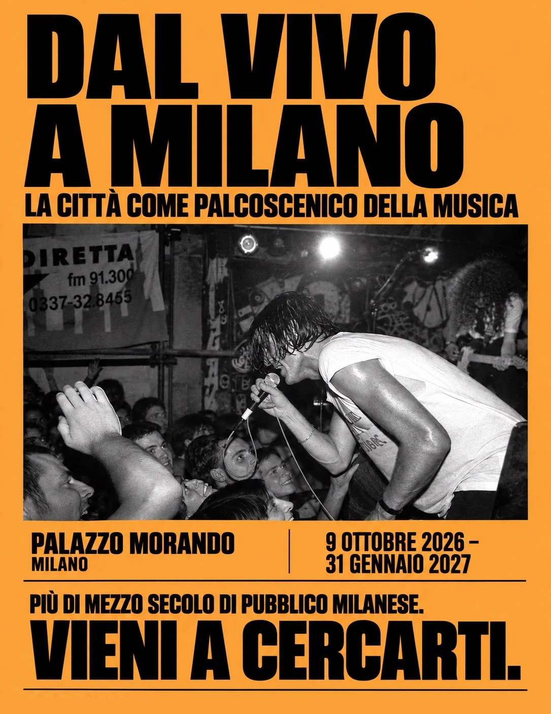 Locandina della mostra Dal vivo a Milano, la città come palcoscenico della musica: un cantante si sporge sul pubblico durante un concerto al Leoncavallo. Palazzo Morando, Milano, dal 9 ottobre 2026 al 31 gennaio 2027. Più di mezzo secolo di pubblico milanese. Vieni a cercarti.