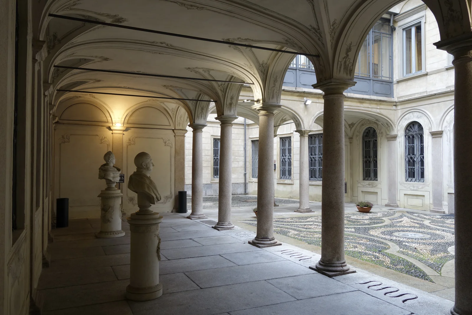 Il cortile di Palazzo Morando, con il portico ad archi e le colonne affacciate sulla corte